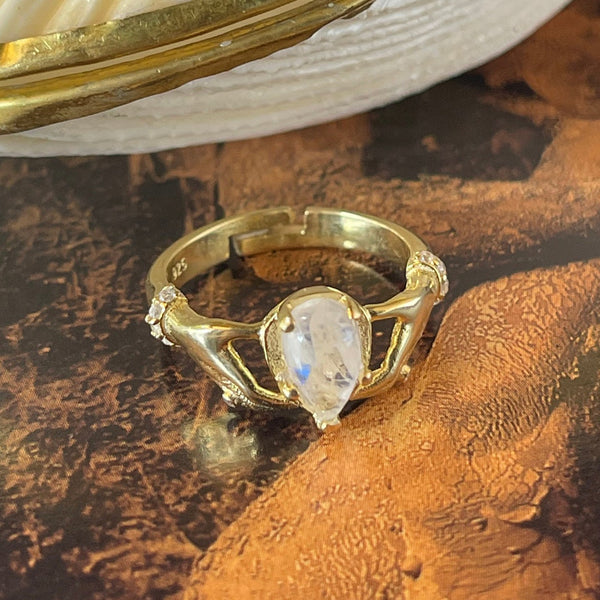 Moonstone Manos Ring